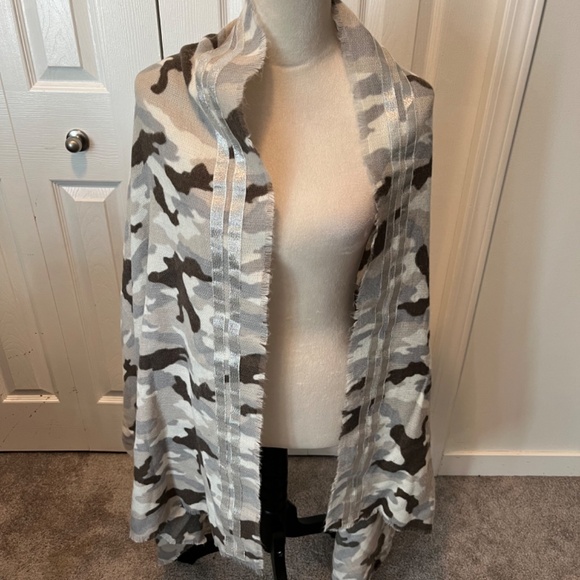 Aerie one size camo blanket scarf - Picture 3 of 10